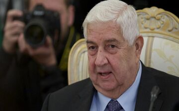اعطای نشان عالی بشار اسد به ولید معلم