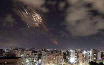 سی ان ان: بر اساس برآورد اولیه اسرائیل، ایران ۱۸۰ موشک پرتاب کرد