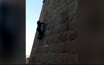 صعود با دست خالیِ مرد میمون نما به بالای قلعه