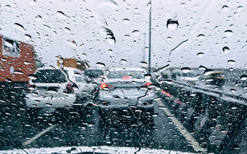 بارش باران در محورهای مواصلاتی ۱۵ استان کشور