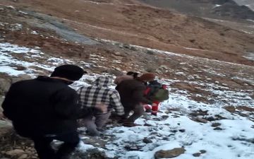 نجات معجزه‌آسای سه جوان در ارتفاعات برف‌گیر میبد