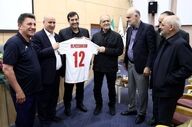 هدیه فوتبالی به رئیس‌جمهور؛ پیراهن شماره ۱۲ تیم ملی در دستان پزشکیان
