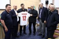 هدیه فوتبالی به رئیس‌جمهور؛ پیراهن شماره ۱۲ تیم ملی در دستان پزشکیان