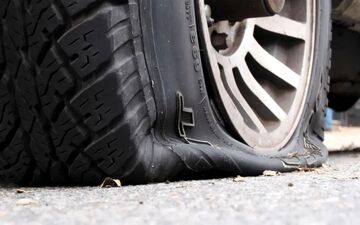 فاجعه در محل کار: جان کارگری در اثر ترکیدن لاستیک گریدر گرفته شد | فیلم