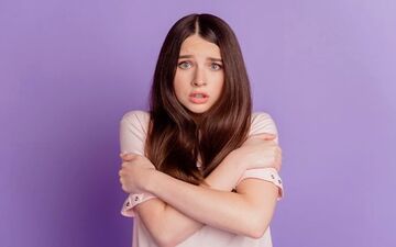 دست به سینه نشستن یک فرد چی رو لو میده؟