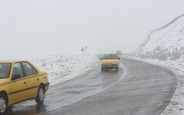 بارش برف پاییزی، تردد در جاده‌های آذربایجان‌غربی را کُند کرد