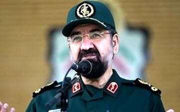محسن رضایی با دو خانواده شهید شرق تهران دیدار کرد 