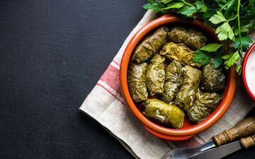 طرز تهیه  دلمه برگ مو با شیره انگور|خوشمزه ترین دلمه دنیا