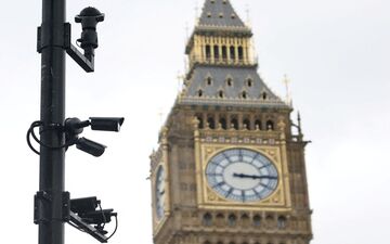 اختلال در ۳۲ خدمت اینترنتی دولت انگلیس؛ دلایل و پیامدها