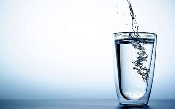 آداب نوشیدن آب در طب سنتی