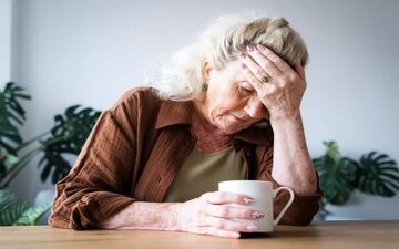 چطور از حملات میگرنی پیشگیری کنیم؟ 5 ماده غذایی که باید از آن‌ها پرهیز کنید