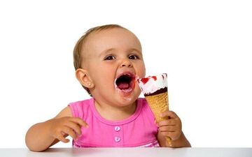 از چه سنی میتوان به کودک بستنی داد ؟ + عوارض