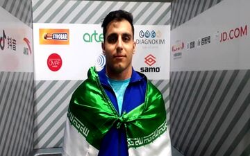 طلای وزنه‌برداری قهرمانی آسیا برگردن وزنه‌بردار اصفهانی