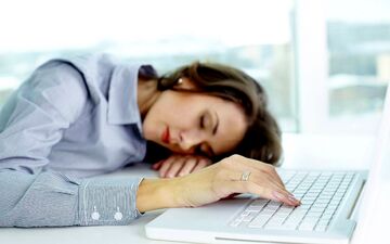 دلیل خستگی زنانی که همیشه خسته اند + راه حل
