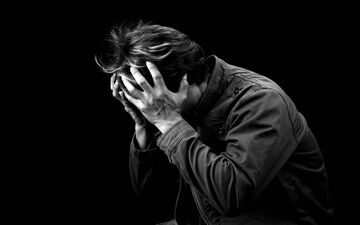 چهار سال مانده به مرگ، افسردگی اوج می‌گیرد.