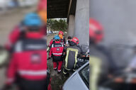 حادثه در میدان عباسپور مشهد؛ نجات معجزه‌آسای راننده از خودروی مچاله‌شده