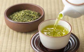 چای سبز و عوارض پنهان آن: چه زمانی نوشیدنش می‌تواند خطرناک باشد؟