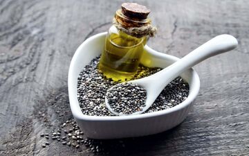 روغن دانه چیا برای رشد سریع مو؛ واقعیت یا شایعه؟