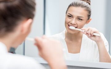 مسواک زدن در چه زمانی بهتر است؛ شب یا صبح؟