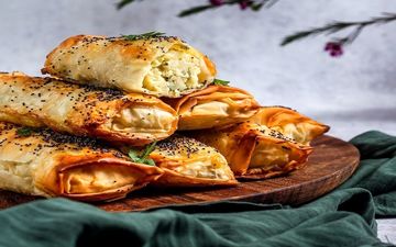 اگه وقتت کمه برای غذا درست کردن  بورک پیازچه پیشنهاد خوبیه!