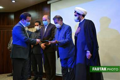 اهدا احکام مدیرکل، اعضای شورهای، مدیران کل و معاونان مرکز گسترش سازمان مقاومتی استان کرمانشاه