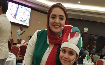 تیپ عجیب «نرگس محمدی» در هنگام تماشای بازی تیم ملی