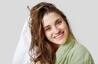 رازهای مراقبت از مو: چگونه موهای خشک و شکننده را به موهای نرم و درخشان تبدیل کنیم؟