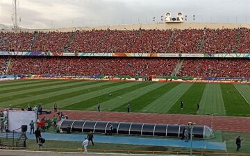 پُر شدن ورزشگاه آزادی شعارهای تند هواداران پرسپولیس و سپاهان 