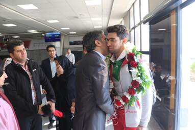 مراسم استقبال از احمد سجادی نفر سوم مسابقات آسیا در فرودگاه كرمانشاه