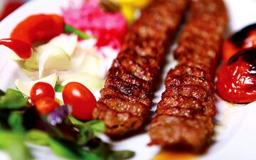 کباب کوبیده رستورانی در خونه؛ طرز تهیه سریع و آسان (ویدئو)