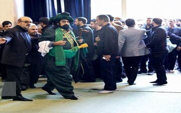 حضور فردی با شمایل عجیب در مراسم ختم پدر سردار سلیمانی/عکس