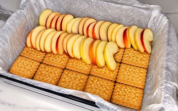 دستور تهیه پای سیب با بیسکویت و گردو به روش سریع