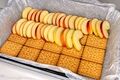 دستور تهیه پای سیب با بیسکویت و گردو به روش سریع
