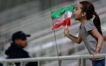 عکس/ دختر ایرانی، تماشاگر ذوب آهن - الدحیل