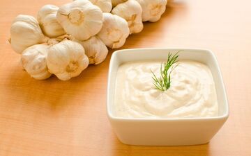 طرز تهیه سس سیر خانگی؛ خوشمزه، سالم و همه‌کاره در آشپزخانه