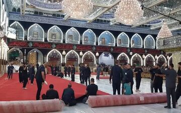 ویدئو / حرم حضرت عباس (ع) سیاه‌پوش شد؛ آماده‌سازی کربلا برای ماه محرم