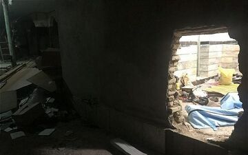مرگ هولناک ۲ کارگر بر اثر گرفتار شدن بین بالابر و دیواره مغازه در تهران + عکس