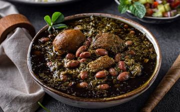 تلخی قورمه سبزی را چطور بگیریم؟! (5 راه فوری + ترفند قدیمی مادربزرگ‌ها!)