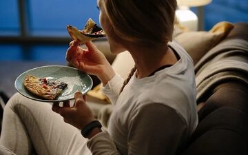 تأثیر عادت‌های بعد از شام بر سطح کلسترول خون