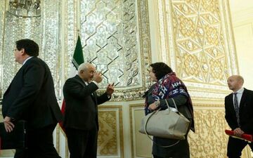 عکس/ تذکر جالب ظریف به پوشش دیپلمات انگلیسی