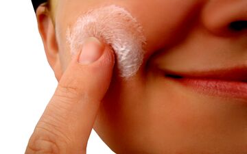چگونه لکه های سیاه پوستی را از بین ببریم؟ + 6 درمان خانگی