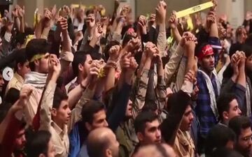 همخوانی حماسی دانش‌آموزان با حسین طاهری در دیدار با رهبر انقلاب