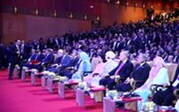 خوشامدگویی جالب ربات زن به حسن روحانی، اردوغان و امیر قطر در کوالالامپور
