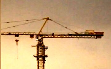 نماز خواندن یک کارگر بر روی بزرگترین جرثقیل در ونک + فیلم 