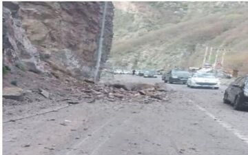 ریزش سنگ در محور کندوان/ یک نفر زخمی شد