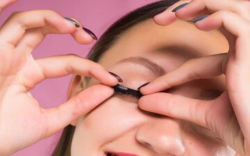 چگونه چسب مژه‌های مصنوعی را بدون آسیب به پلک‌ها برداریم؟
