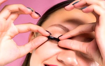 چگونه چسب مژه‌های مصنوعی را بدون آسیب به پلک‌ها برداریم؟
