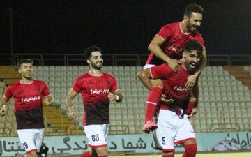 شاهین مقابل چشمان بیاتلو آماده پرواز می شود