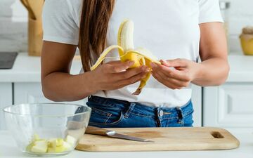 تأثیر شگفت‌انگیز خوردن موز قبل از خواب بر کاهش استرس و خواب بهتر