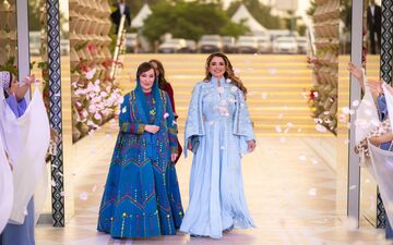 زیباترین مادرشوهر دنیا با استایلی "عروس تر از عروس" در جشن حنابندان پسرش
